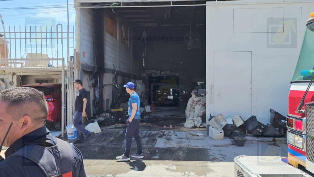 Mujer intentar apagar incendio en bodega de reciclaje de electrónicos; se intoxica
