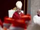 El papa León XIV recupera la tradición de portar la cruz en multitudinario viacrucis en el Coliseo