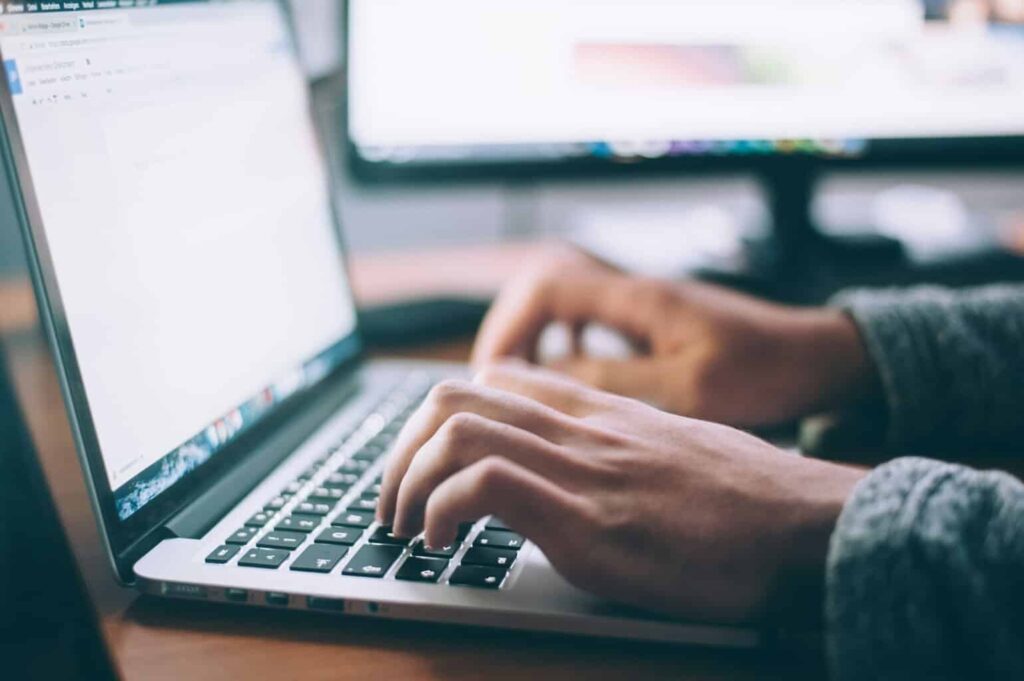 Alertan por sitios web falsos de aerolíneas y hoteles
