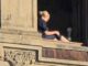 Florencia Franco, la mujer que tomó el sol en una ventana de Palacio Nacional, renuncia a su cargo