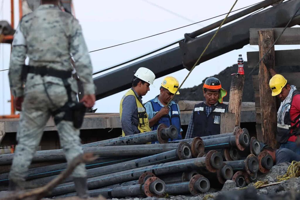 Protección Civil intensifica rescate de los cuatro mineros atrapados en una mina en Sinaloa