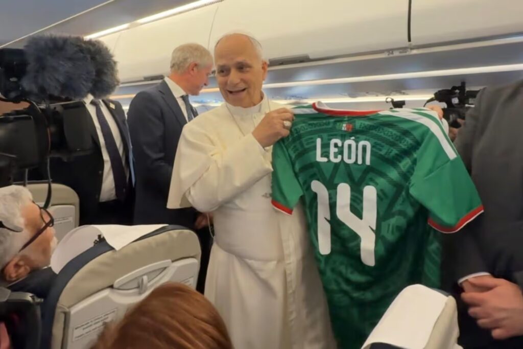 Video: León XIV recibe playera de la Selección Mexicana