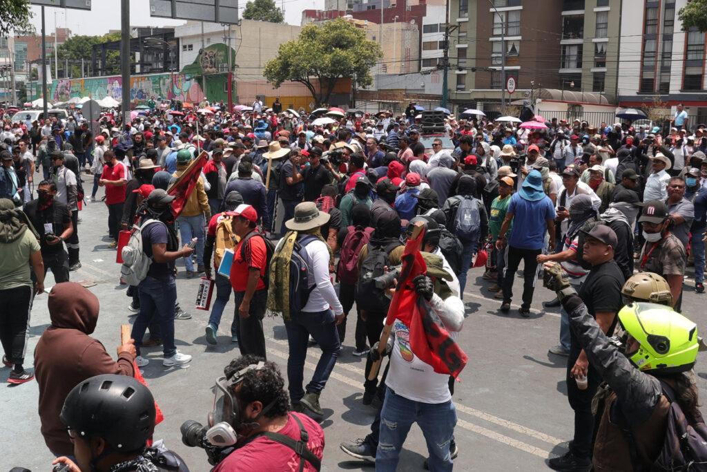 Gobierno sigue en búsqueda de acuerdos con la CNTE; exhorta a levantar plantón en CDMX