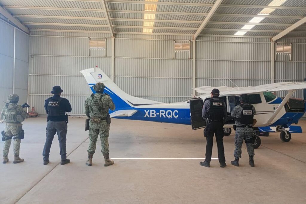 Aseguran aeronave con cargamento de cocaína y armamento en Mexicali, Baja California