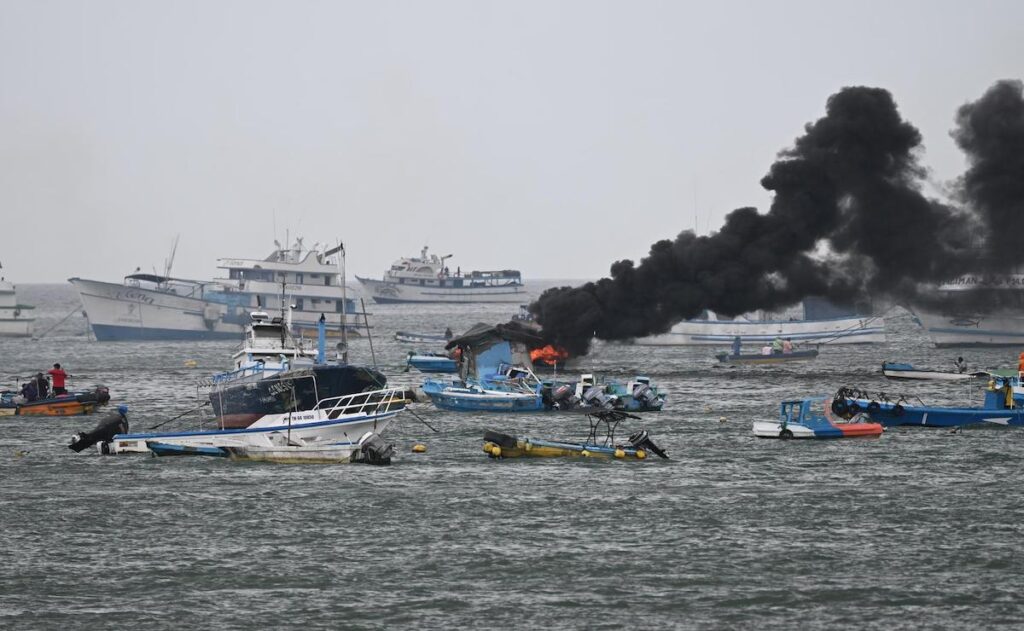 Incendio deja heridos y daños en puerto de Ecuador