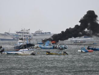 Incendio deja heridos y daños en puerto de Ecuador