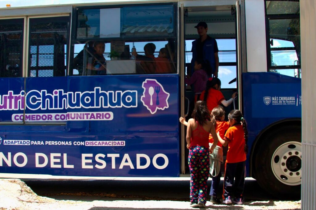 Lleva comedor móvil de NutriChihuahua platillos a alumnos de la primaria César Augusto Sandino
