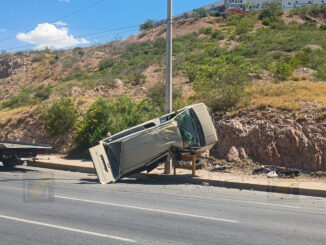 Exceso de velocidad provoca volcadura en Periférico R. Almada