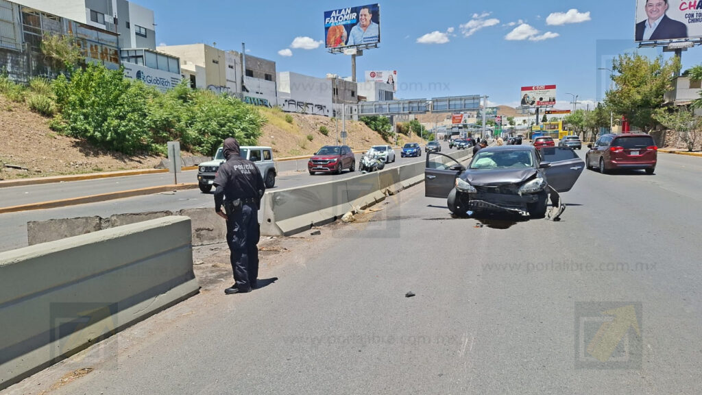 Aparatoso choque en la Curva de la Muerte provoca caos vial y daños materiales