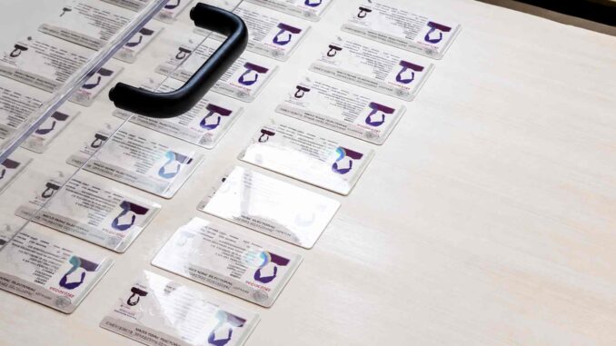 INE presenta nueva credencial con 25 medidas de seguridad e inclusión