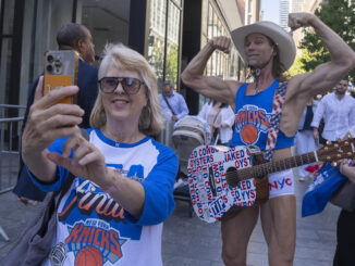 Nueva York se blinda y reúne a miles de aficionados en Bryant Park para Finales de la NBA