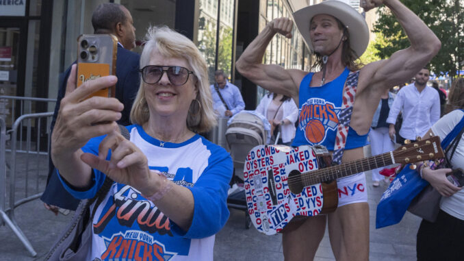 Nueva York se blinda y reúne a miles de aficionados en Bryant Park para Finales de la NBA