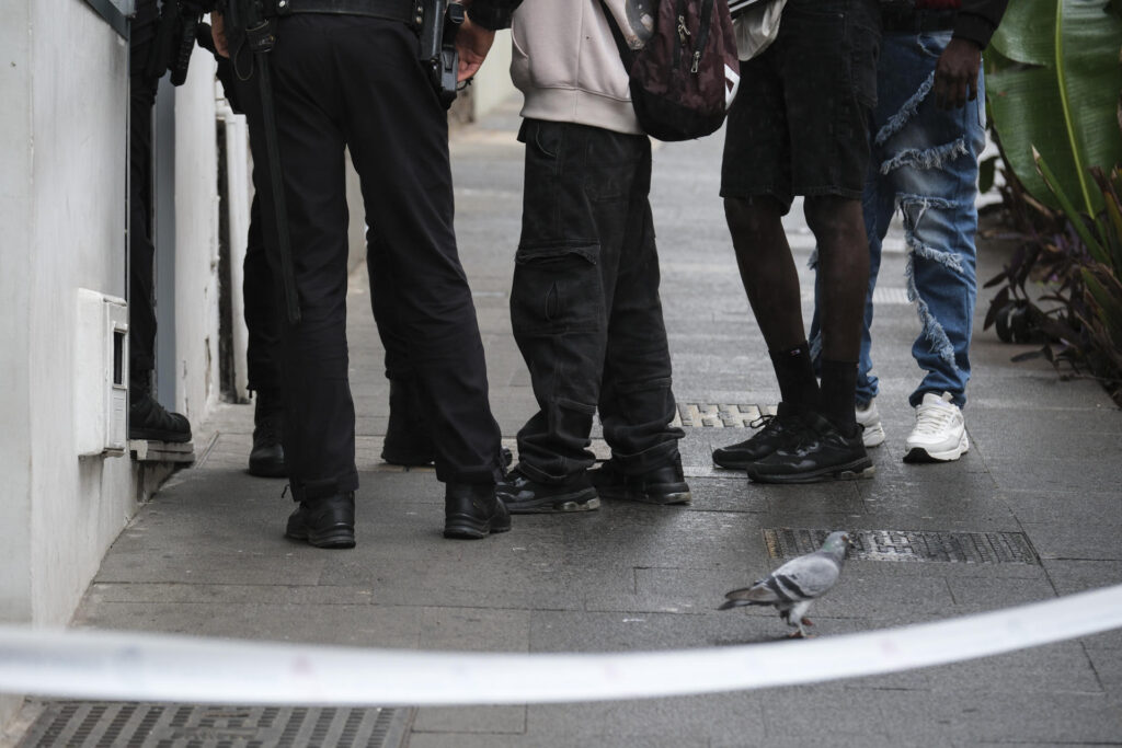 Arrestan a 48 trabajadores y 2 jefes en redada migratoria en empresa en Carolina del Sur