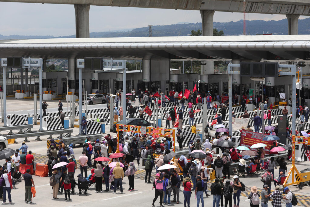 Propone gobierno de México fortalecer el sistema de pensiones, pero maestros de la CNTE continúan con protestas