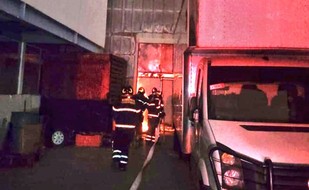 Se incendia bodega frente al Mercado de Jamaica; desalojan a 120 personas