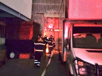 Se incendia bodega frente al Mercado de Jamaica; desalojan a 120 personas