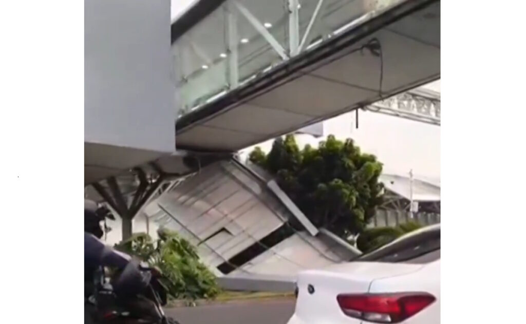 Se desprende techumbre de puente peatonal en la Terminal 1 del AICM; una automovilista resulta lesionada