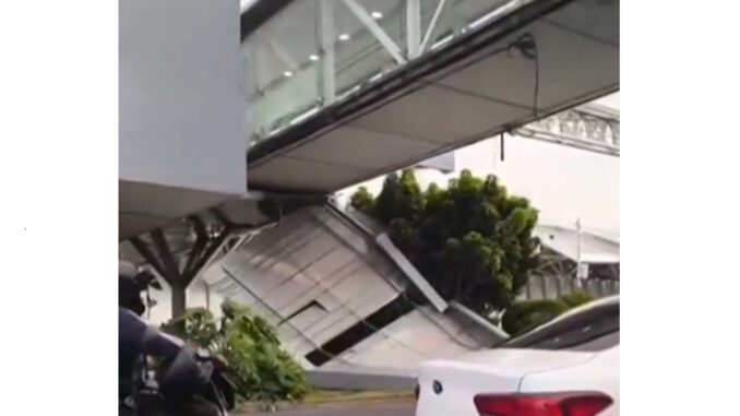 Se desprende techumbre de puente peatonal en la Terminal 1 del AICM; una automovilista resulta lesionada