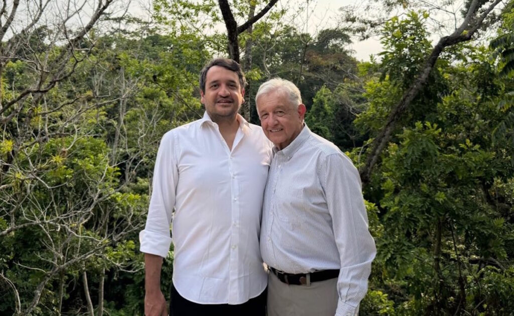 Reaparece el expresidente López Obrador en fotografía con su hijo