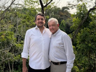Reaparece el expresidente López Obrador en fotografía con su hijo