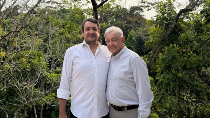 Reaparece el expresidente López Obrador en fotografía con su hijo