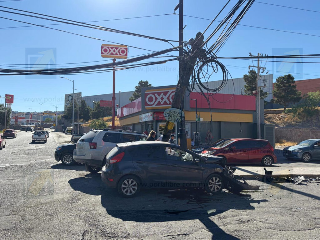 Choque deja severos daños materiales y provoca caos vial tras derribar poste de telefonía