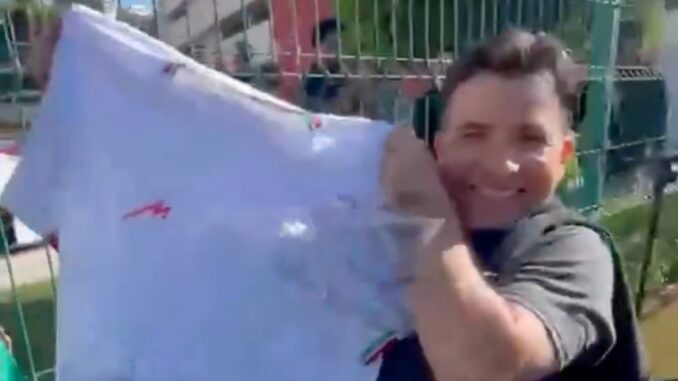 Video: Irán regala camisetas a aficionados en Tijuana