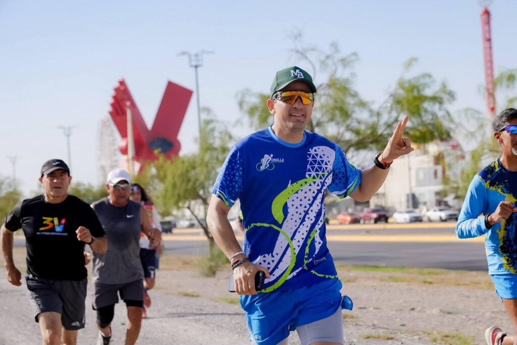 Marco Bonilla corre con juarenses en el Bordo y refrenda su cercanía con la frontera
