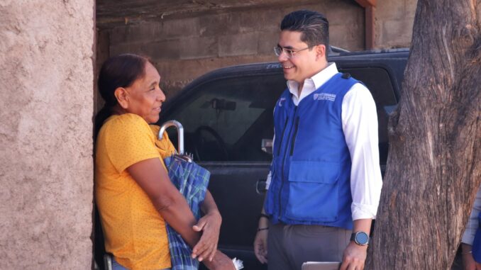 A pie y durante 12 horas seguidas Rafa Loera recorrió el norte de la ciudad con Chalecos Azules
