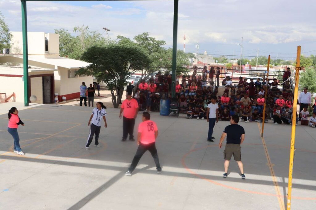 Promueven convivencia escolar con partido amistoso de voleibol