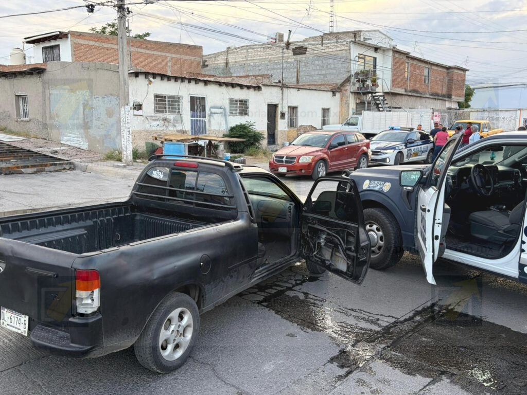 Choque entre patrulla municipal y un particular deja dos lesionadas
