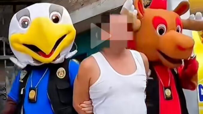 Video: Policías de Perú se disfrazan de mascotas del Mundial para detener a un narcotraficante