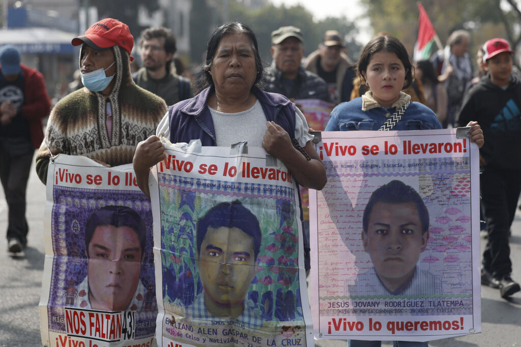Padres de Ayotzinapa exigen retomar investigación de los 43 a doce años de su desaparición
