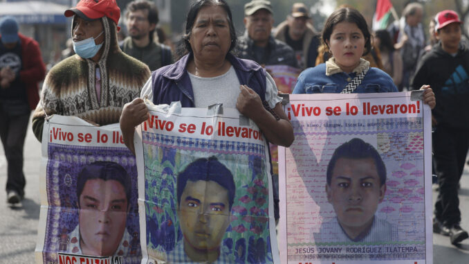 Padres de Ayotzinapa exigen retomar investigación de los 43 a doce años de su desaparición