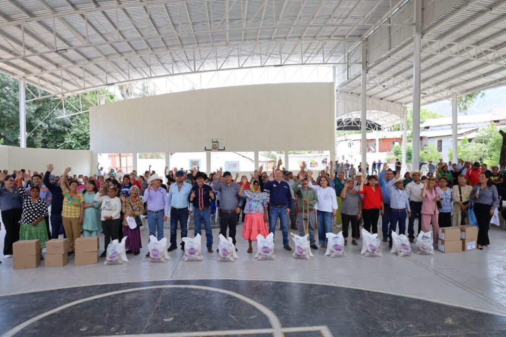 Lleva NutriChihuahua alimentos a familias y comedores escolares a Uruachi