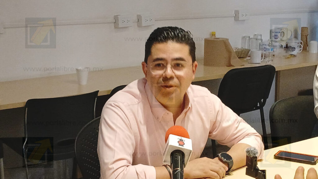 Rafa Loera calificó como falso lo publicado por manifestantes frente a palacio