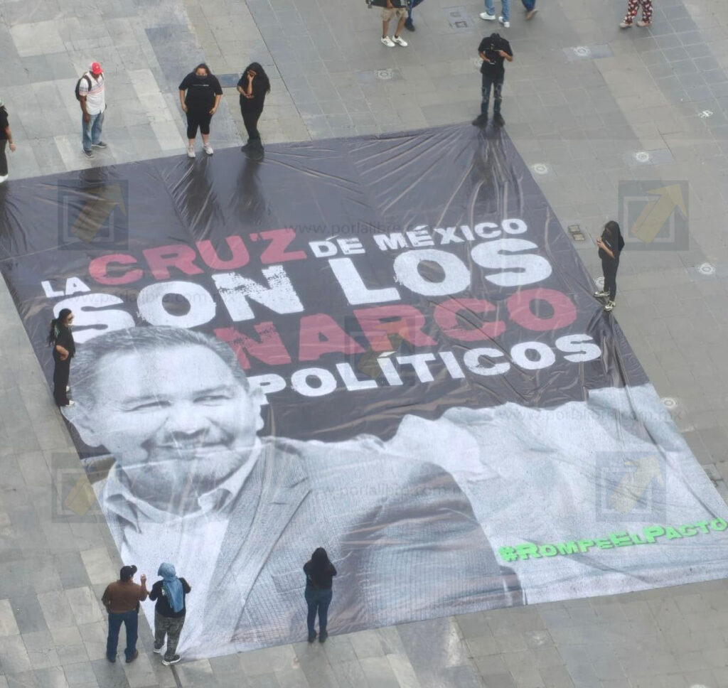 Despliegan lona gigante con mensaje señalando a Cruz Pérez en la Plaza de Armas