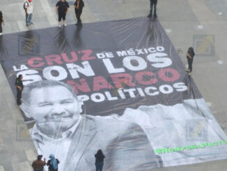 Despliegan lona gigante con mensaje señalando a Cruz Pérez en la Plaza de Armas
