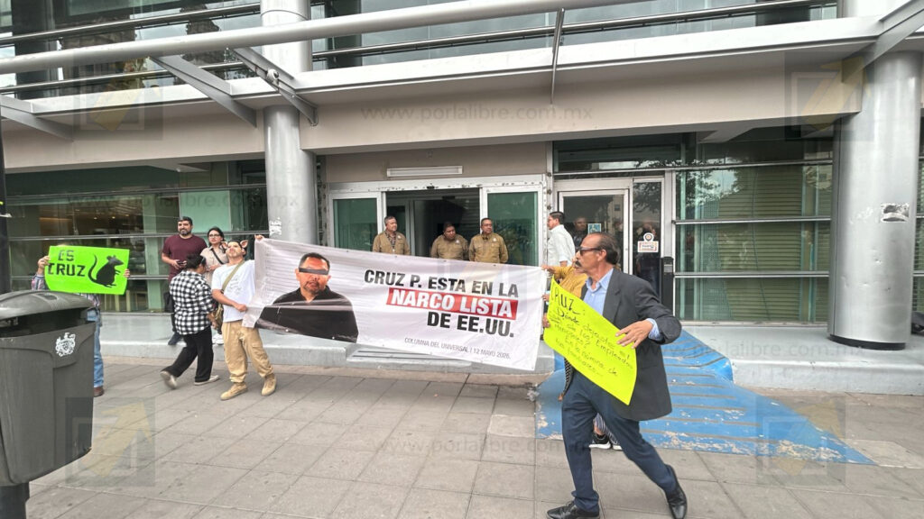 Simpatizantes y detractores de Cruz Pérez protagonizan confrontación frente a Congreso