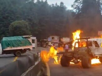 Pobladores incendian camionetas en la carretera México-Toluca para exigir freno a la tala clandestina