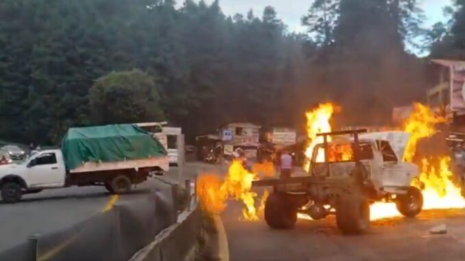 Pobladores incendian camionetas en la carretera México-Toluca para exigir freno a la tala clandestina