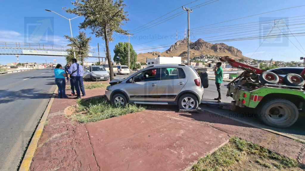Conductora pierde el control y termina impactada contra un árbol en avenida Pacheco