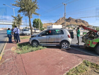 Conductora pierde el control y termina impactada contra un árbol en avenida Pacheco