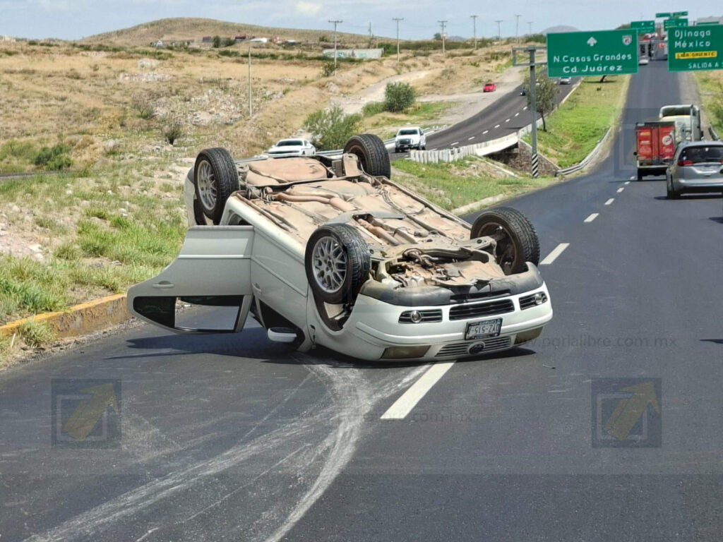 Vuelca mamá con sus dos niños en la carretera Chihuahua-Juárez