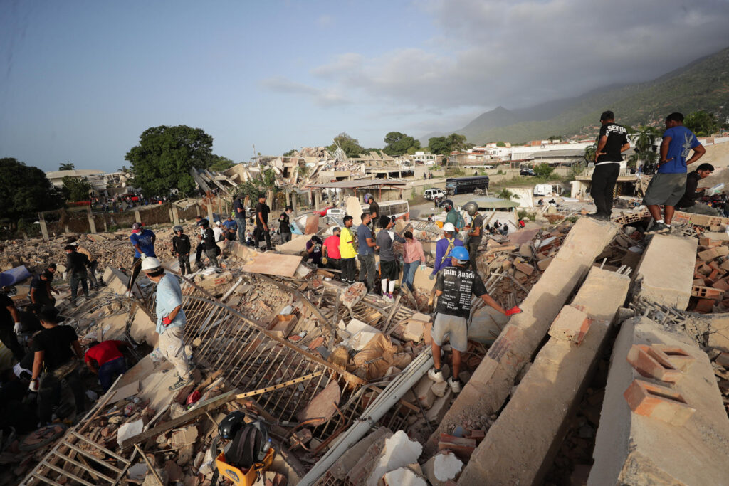 Se elevan a mil 430 muertos por el doble terremoto en Venezuela