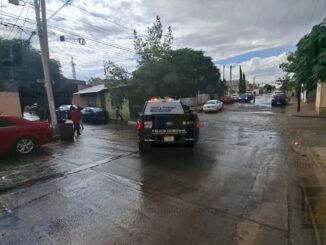 Rescatan a sexagenario arrastrado por corriente de arroyo en la colonia Granjas