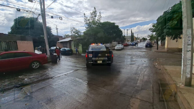 Rescatan a sexagenario arrastrado por corriente de arroyo en la colonia Granjas
