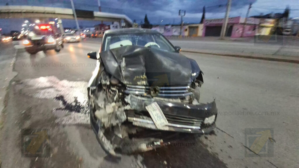 Conductor pierde el control y choca contra muro de contención en la avenida Tecnológico