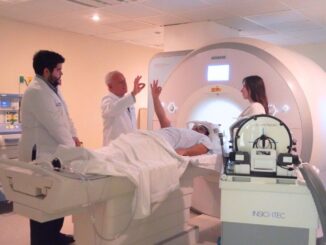 Llega a México el primer tratamiento sin cirugía para el Parkinson