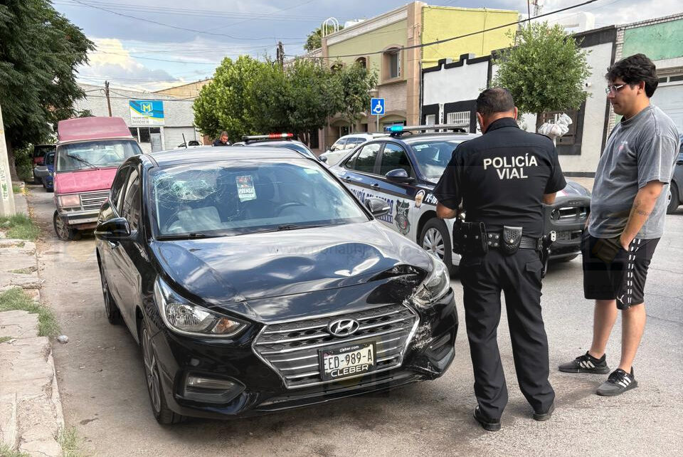 Ebrio derriba poste de CFE tras choque y huye del lugar